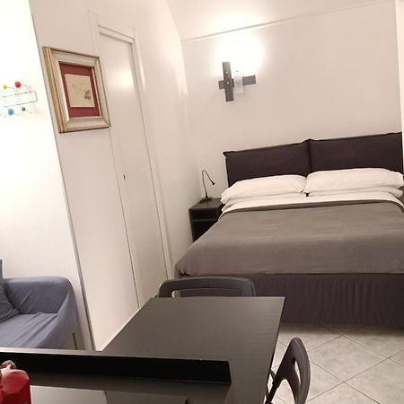 La Residenza Napoli Short Let Monolocale Standard Via Chiaia 82 Napoli Apartment Bagian luar foto