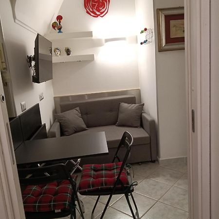 La Residenza Napoli Short Let Monolocale Standard Via Chiaia 82 Napoli Apartment Bagian luar foto