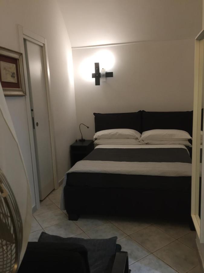 La Residenza Napoli Short Let Monolocale Standard Via Chiaia 82 Napoli Apartment Bagian luar foto