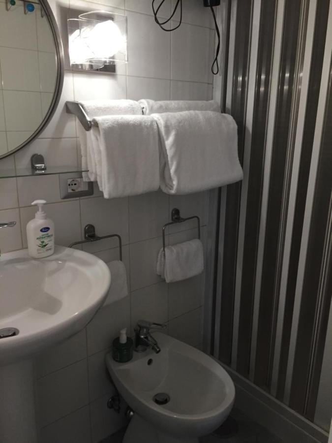 La Residenza Napoli Short Let Monolocale Standard Via Chiaia 82 Napoli Apartment Bagian luar foto